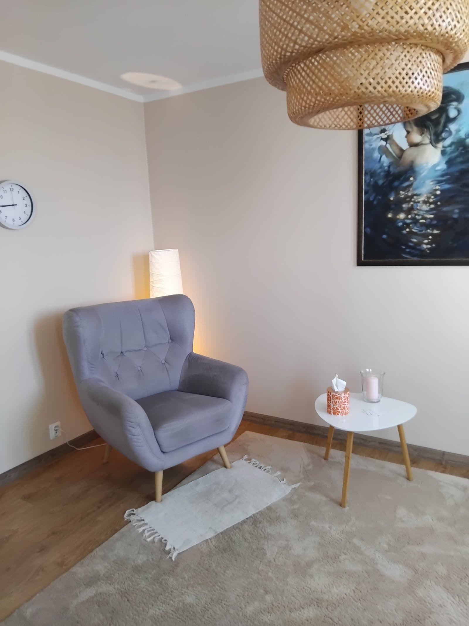 Fotel pacjenta z lampą i obrazem w tle